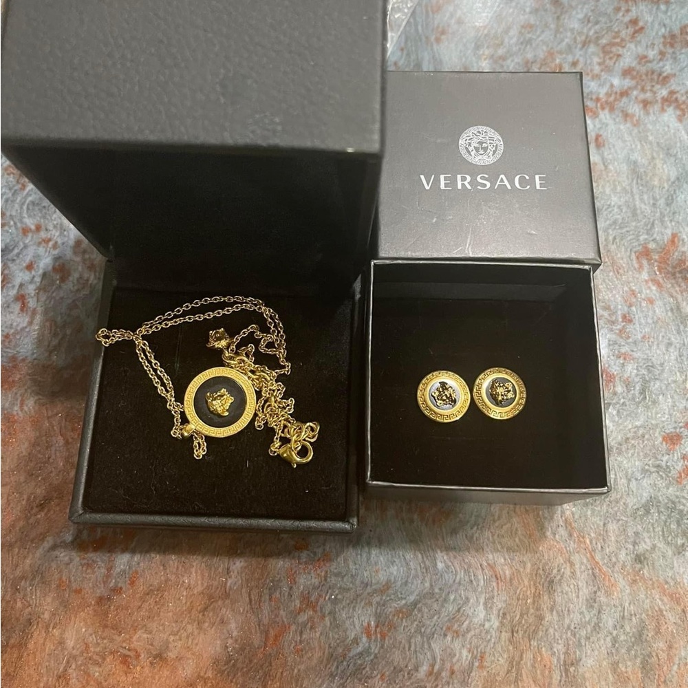 Versace gold tone and enamel round medallion “Medusa” necklace and earri… - Picture 2 of 16